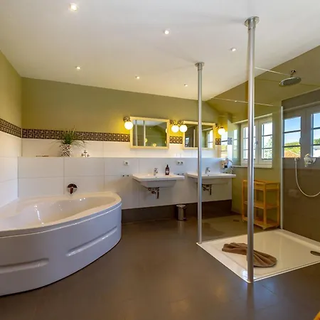 Gutshofhaeuser - Haushaelfte 1 *