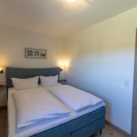 Gutshofhaeuser - Haushaelfte 1 *